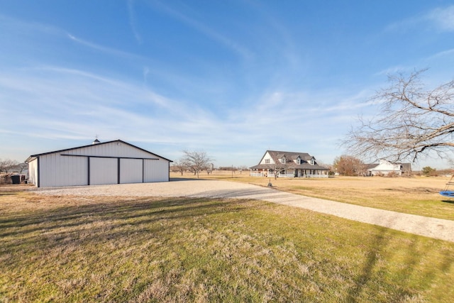 view of yard featuring an outdoor structure