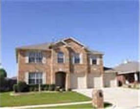 view of front of home with a front lawn