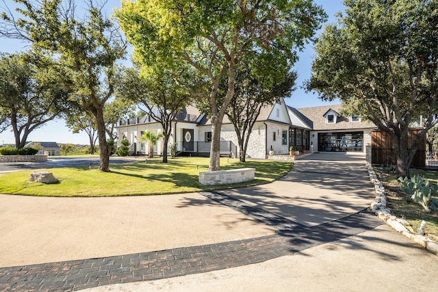 view of front of home featuring a front yard