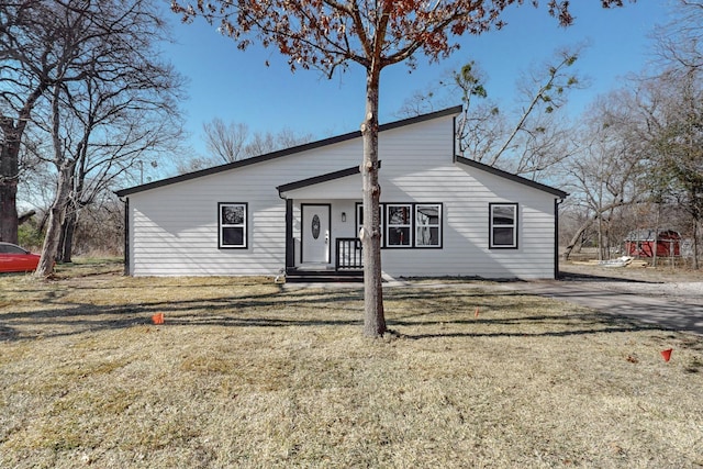 view of front of house featuring a front yard