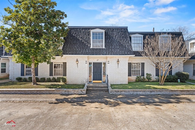 view of front facade with a front yard