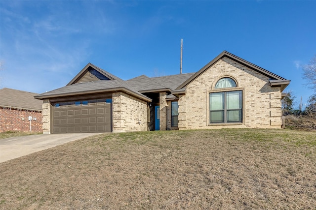 view of front of property featuring a front lawn and a garage