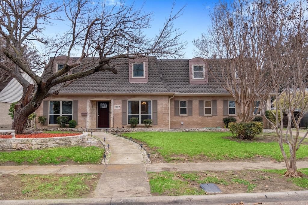 view of front of house featuring a front lawn