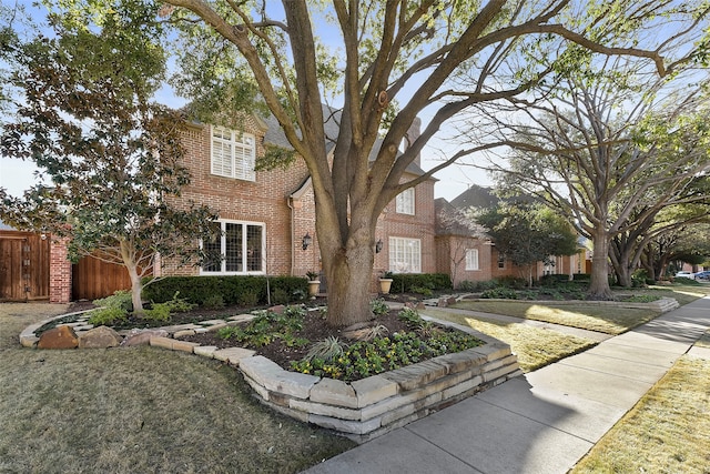 view of front facade featuring a front lawn