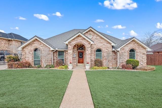 view of front of home featuring a front lawn