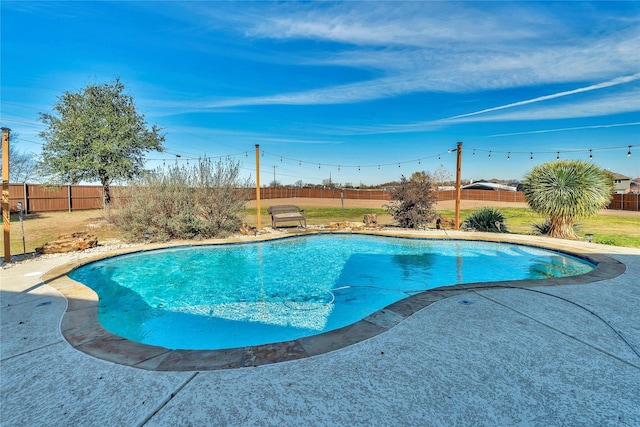 view of swimming pool featuring a yard