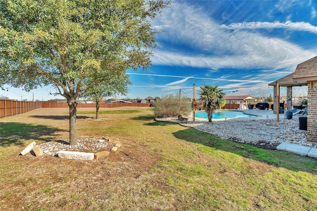 view of yard featuring a fenced in pool