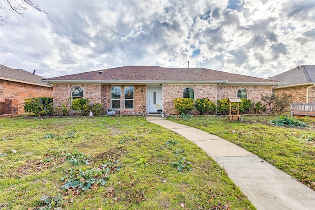 ranch-style home featuring a front lawn