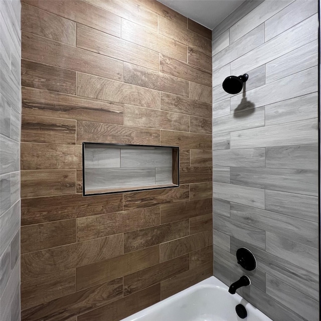 bathroom with tiled shower / bath combo