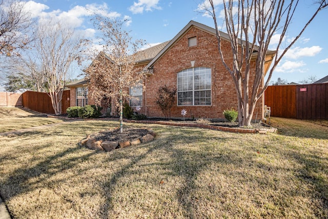 view of front of property featuring a front lawn