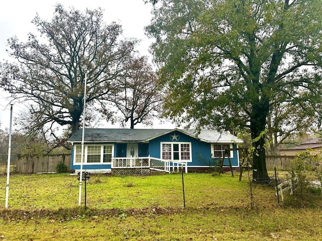 ranch-style home featuring a front lawn