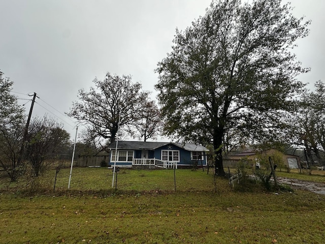 view of front of house featuring a front lawn