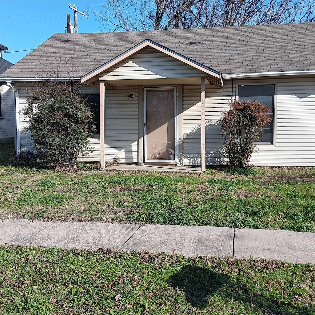 view of front facade with a front yard