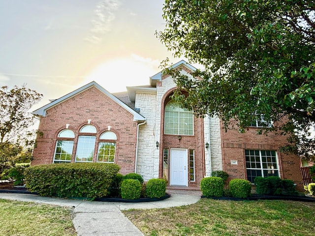 front facade featuring a lawn