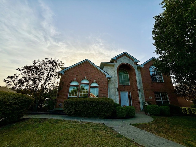 view of front property featuring a lawn