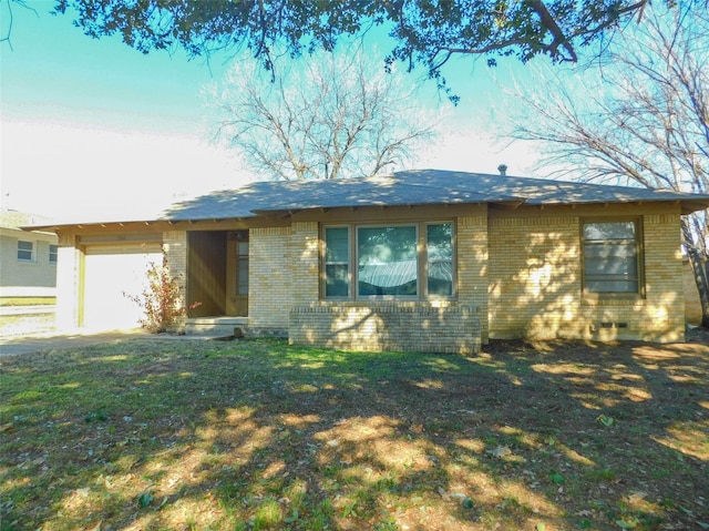 ranch-style house featuring a front lawn and a garage