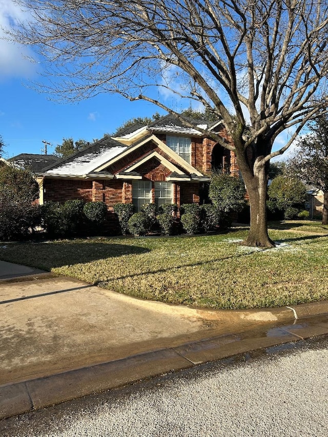 view of front of property featuring a front yard