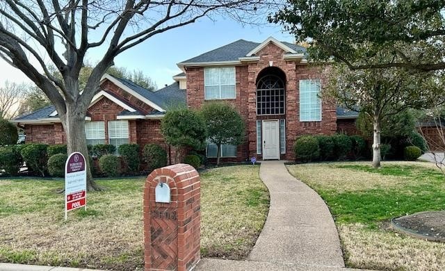 view of front of property with a front yard