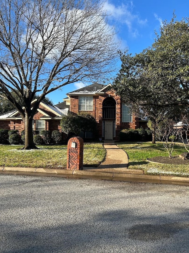 view of front facade with a front lawn