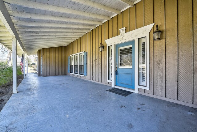 single story home featuring a front lawn