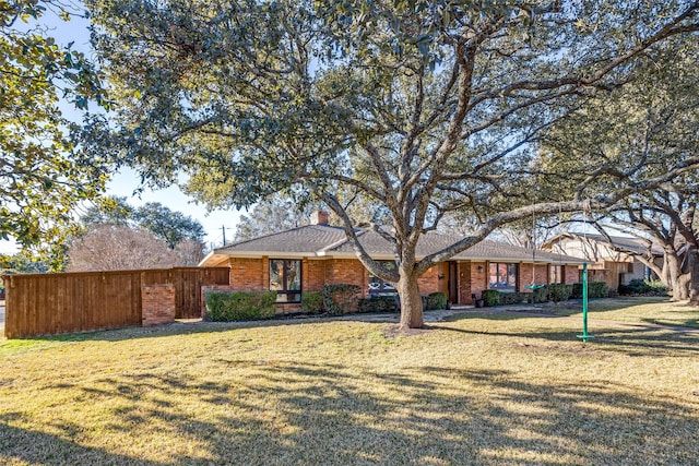 ranch-style house featuring a front yard