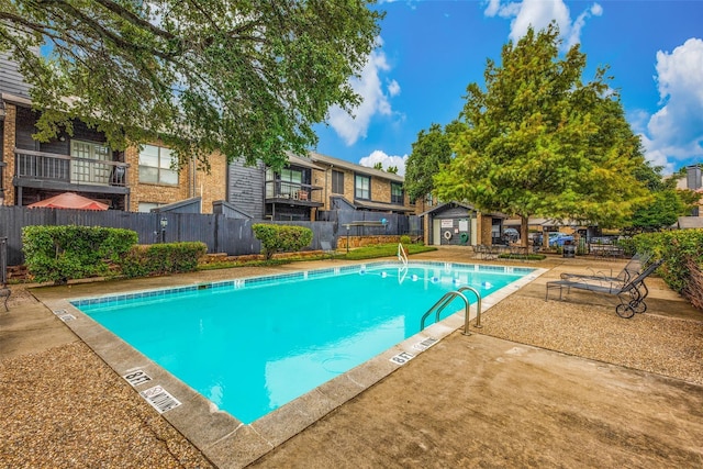 view of swimming pool