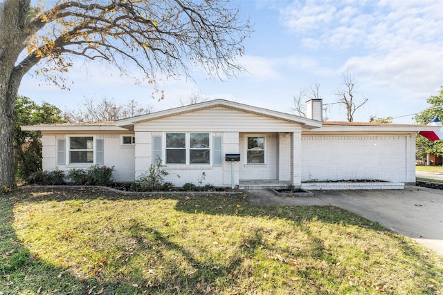 ranch-style house featuring a front lawn