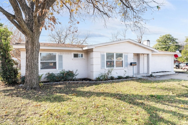 ranch-style home featuring a front lawn