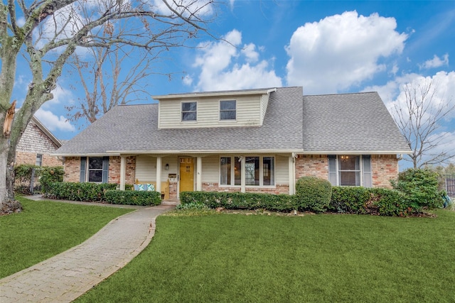 view of front of property featuring a front lawn