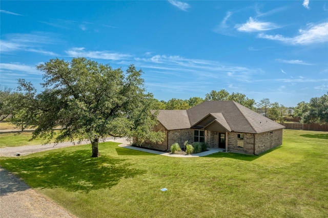 view of front of home featuring a front yard