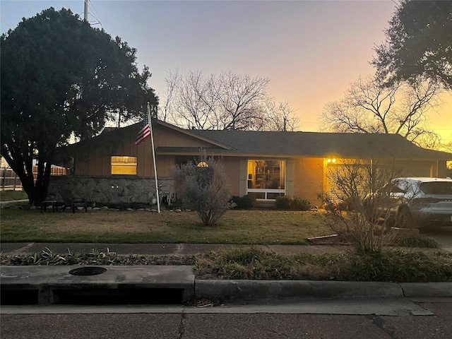 view of front of house featuring a lawn