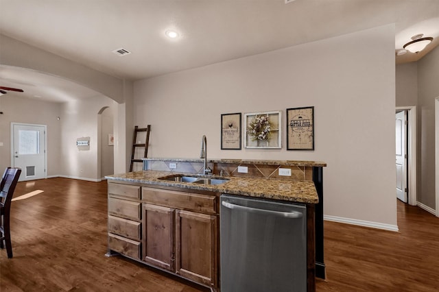 kitchen featuring dark wood-type flooring, sink, dishwasher, and a kitchen island with sink