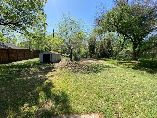 view of yard featuring a storage shed