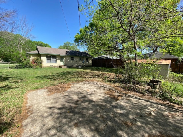 ranch-style house featuring a front yard