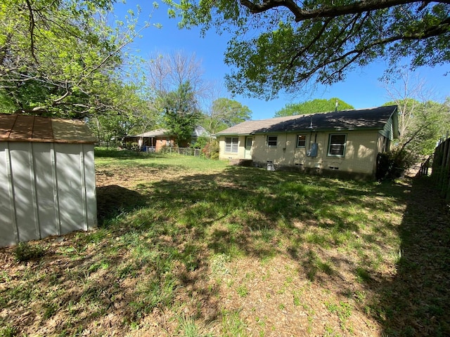 view of yard with a shed