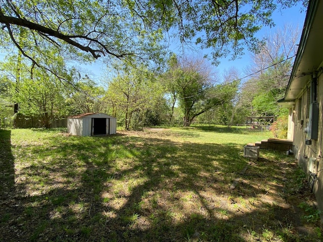 view of yard featuring a storage unit