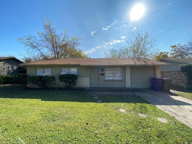 single story home with a front lawn