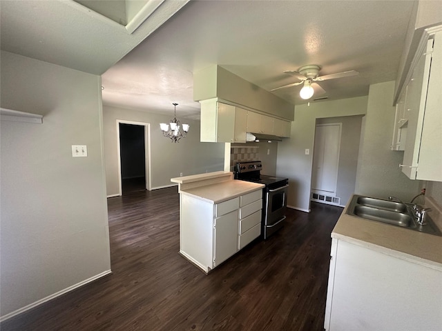 626 Sunset Dr, Garland, TX 75040 - kitchen featuring ceiling fan with notable chandelier, a sink, electric stove, baseboards, and dark wood-style floors