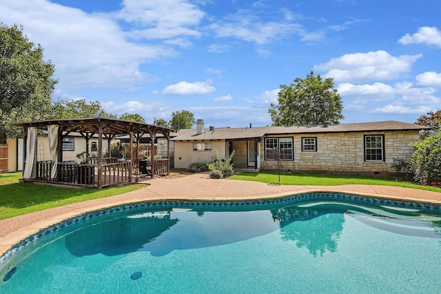 view of swimming pool with a lawn