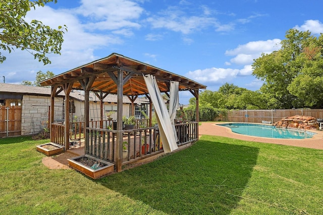 view of swimming pool featuring a yard