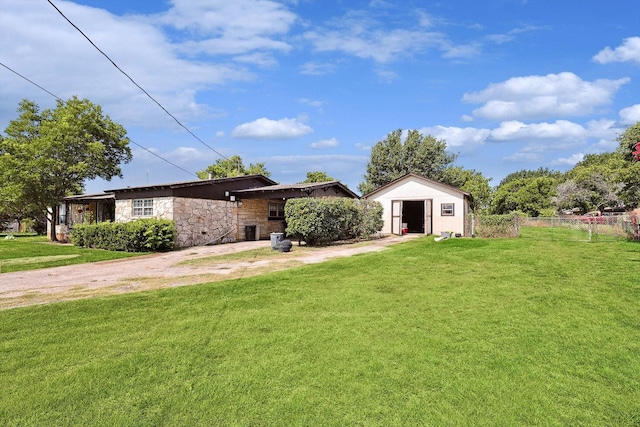 view of yard with an outbuilding