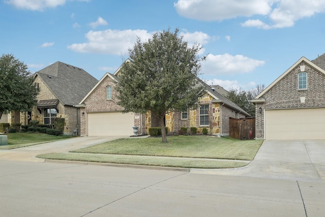 view of front of house featuring a front lawn