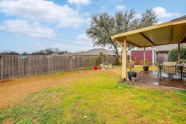 view of yard featuring a patio area