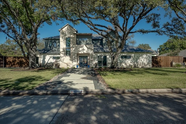 view of front of property featuring a front yard