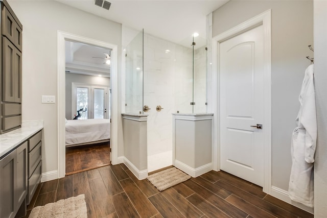 bathroom with vanity, a tile shower, and ceiling fan