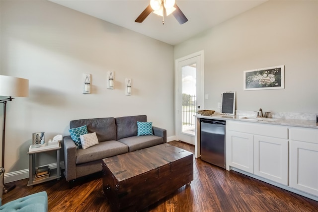 living room featuring dark hardwood / wood-style flooring, sink, and ceiling fan