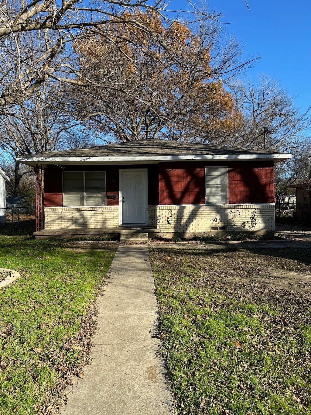 ranch-style house with a front yard