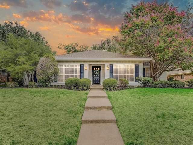 view of front of home featuring a lawn