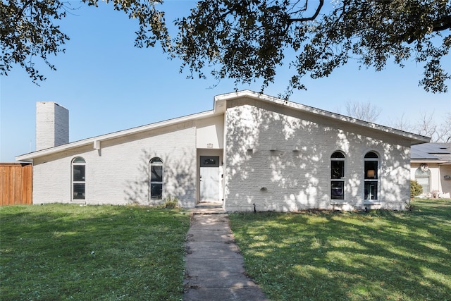 view of front of home featuring a front lawn