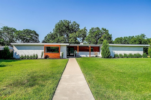 ranch-style house featuring a front yard